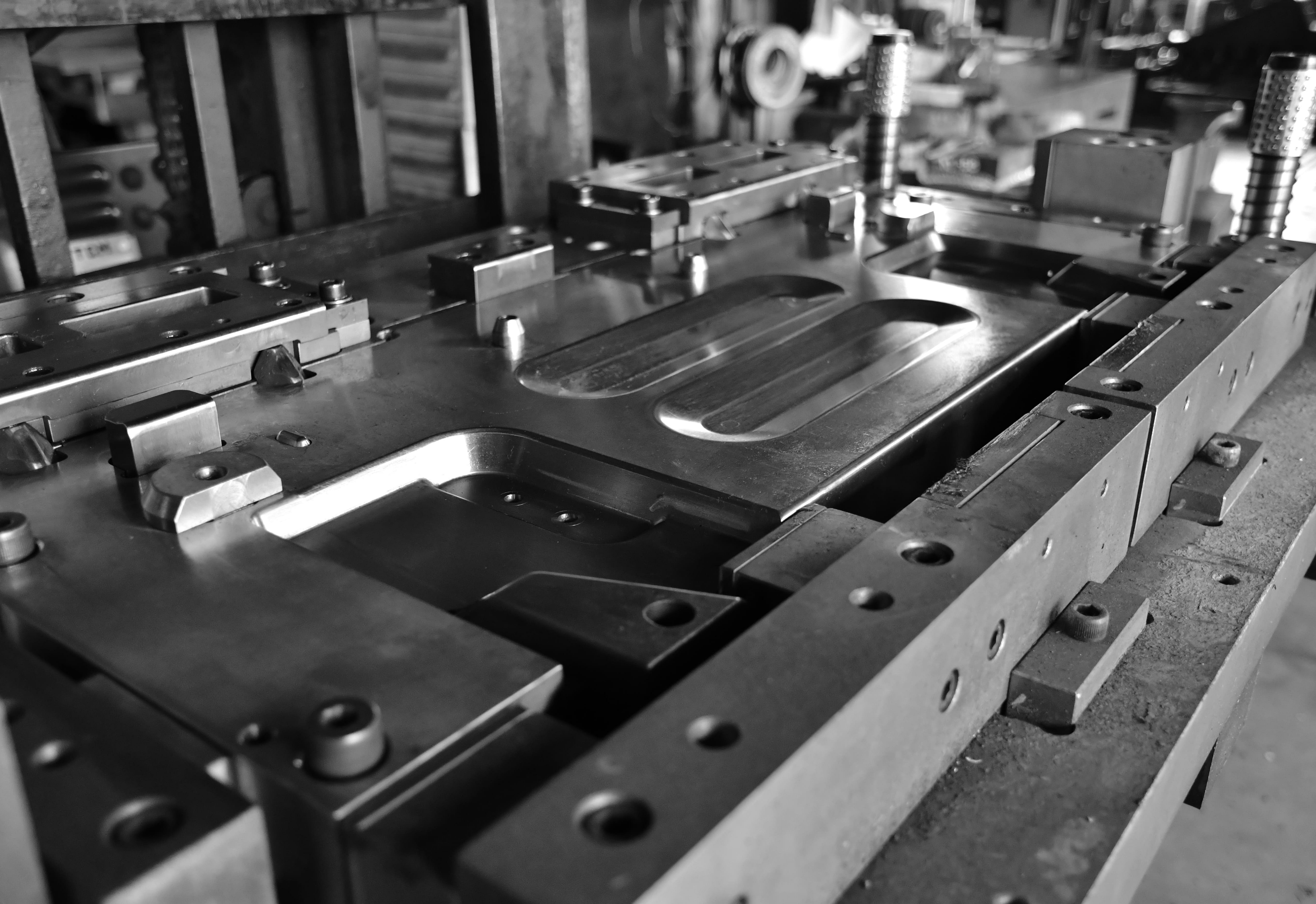 Salva stampo per la fase di avanzamento della lamiera nello stampaggio