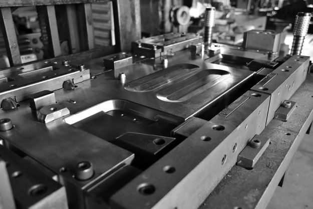 Salva stampo per la fase di avanzamento della lamiera nello stampaggio