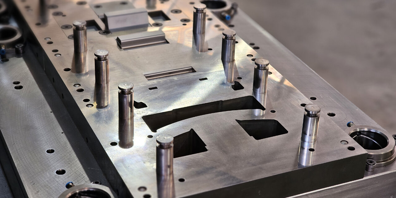 stampo_tranciatura_cerniera